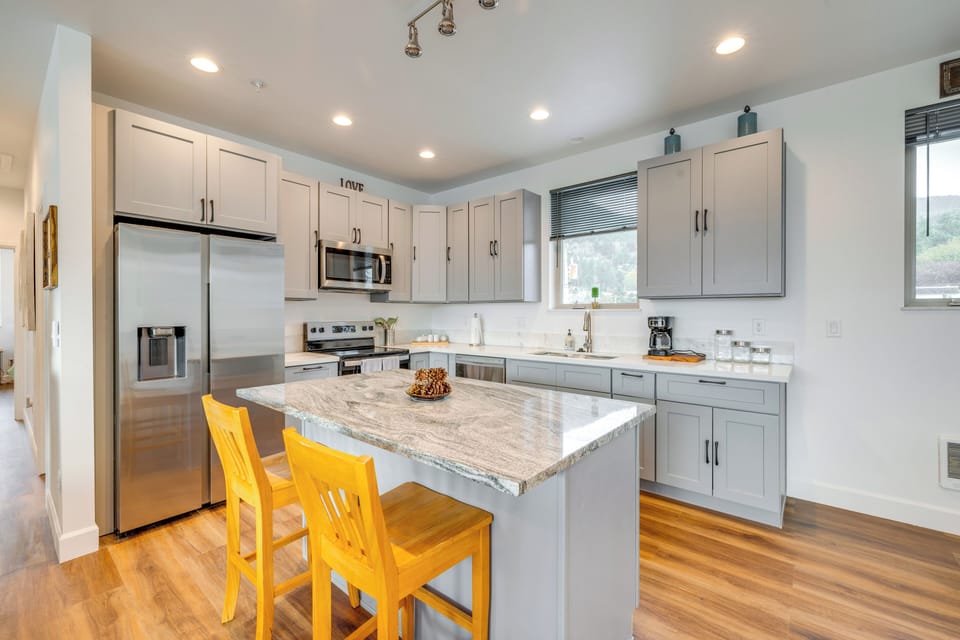 Kitchen | Breakfast Bar | Toaster | Drip Coffee Maker