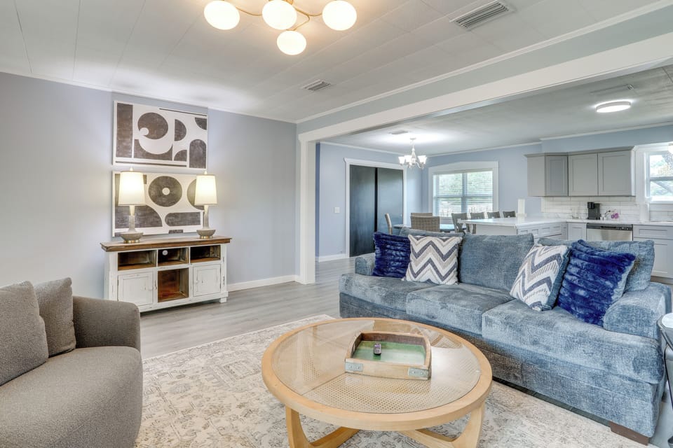 Living Room | Flat-Screen TV | Wood-Burning Fireplace | Central Heating & A/C