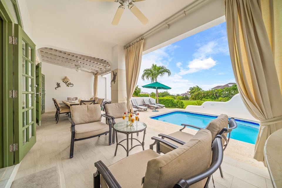 Fantastic indoor/outdoor living with the open verandah opening onto the pool deck