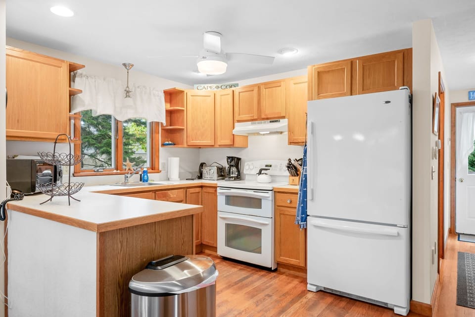 Plenty of counterspace on which to prepare meals and a wonderful peninsula to serve from