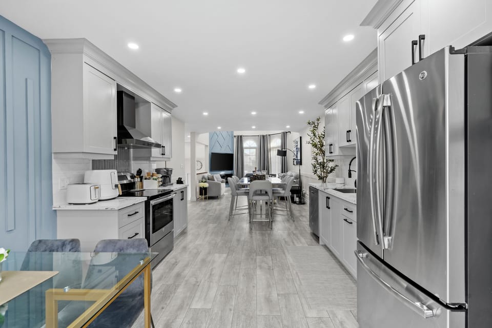 Bright and spacious ooen concept living and dining area.