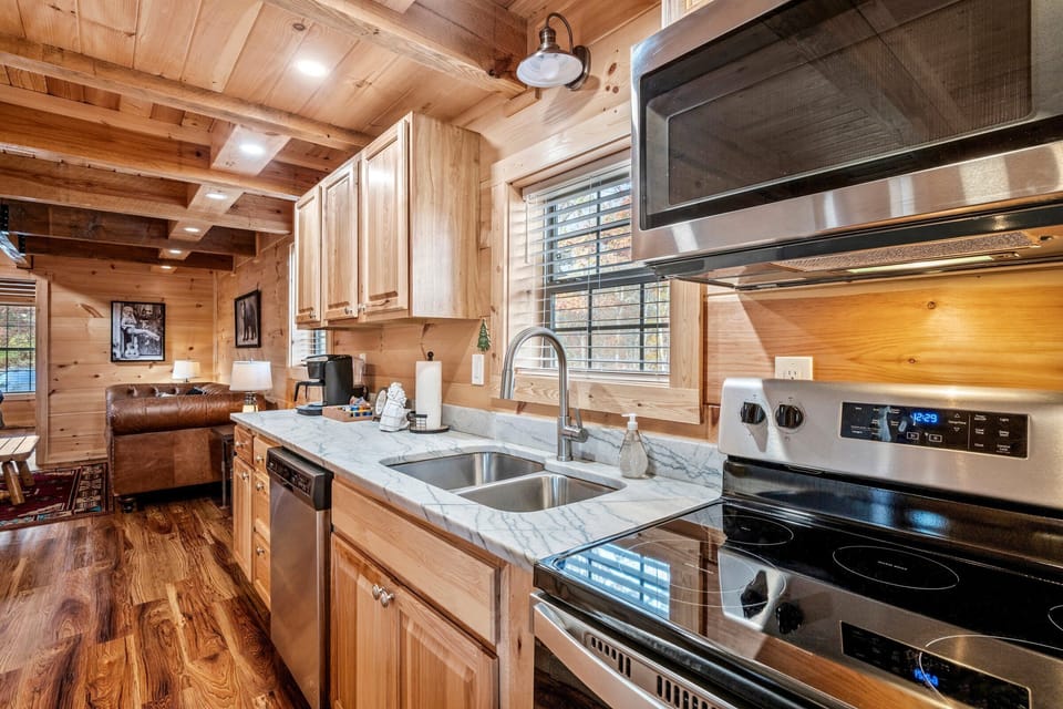 Full kitchen complete with everything you need to make a great meal!