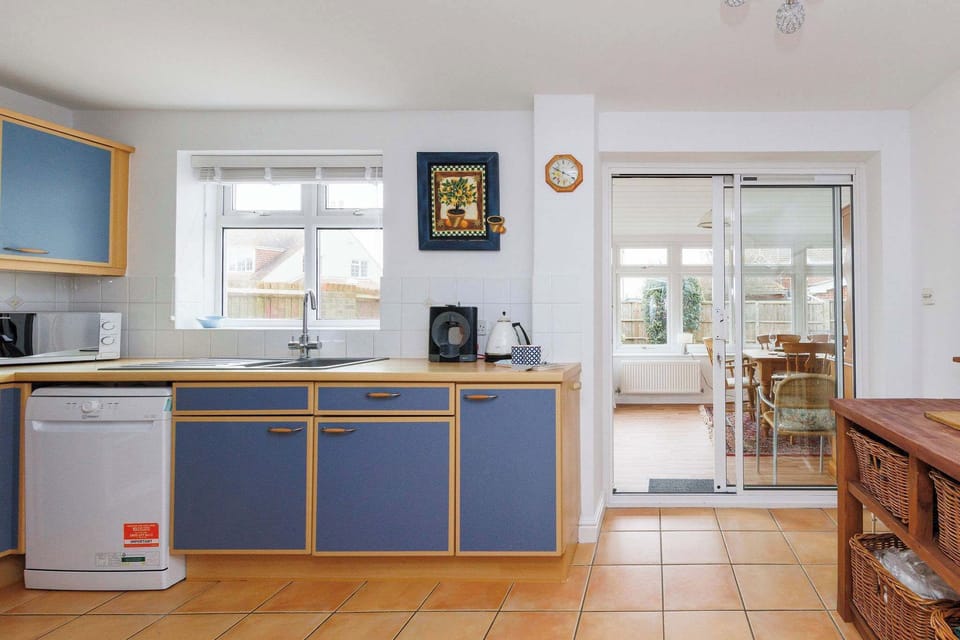 The kitchen has a dishwasher, filter coffee maker, kettle, toaster and microwave, making mealtimes a breeze.