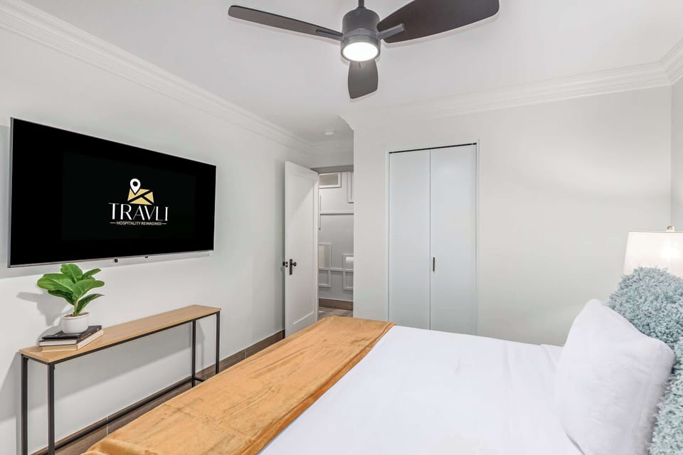 Queen bed, ceiling fan and Smart TV