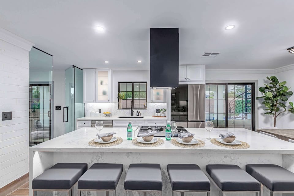 Large kitchen island with seaing for up to 6