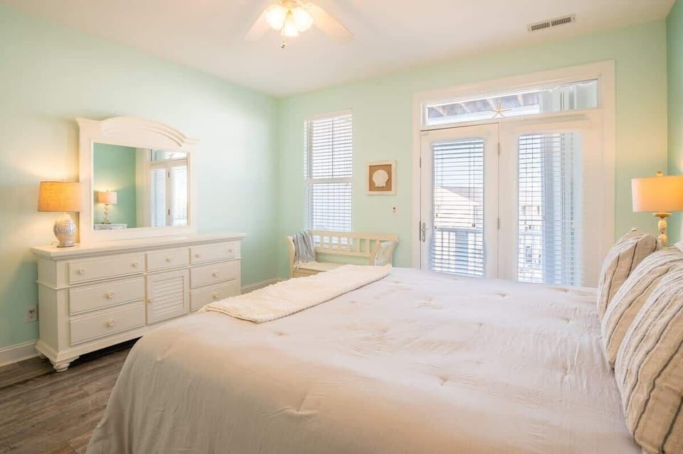 Level 3 Canal Side King Suite