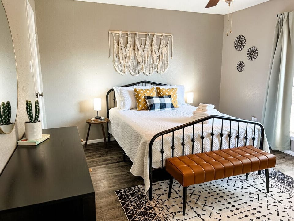 Simple elegance and Texan warmth – enjoy the comfort of this cozy queen bedroom with a walk-in closet just steps away.