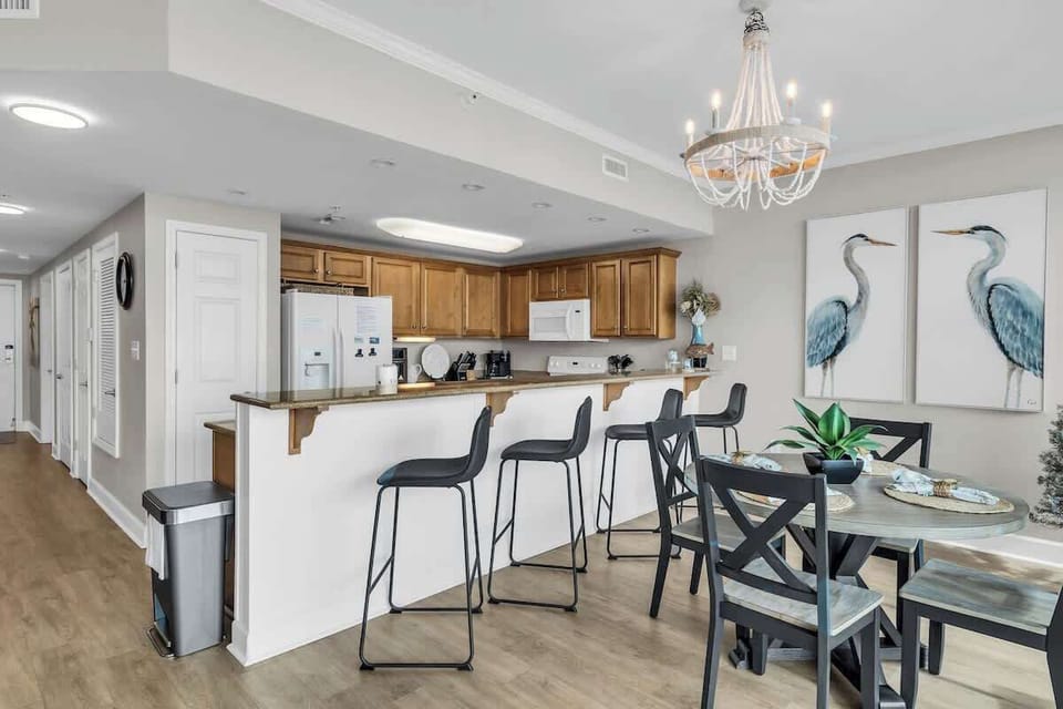 Breakfast bar with seating for 4