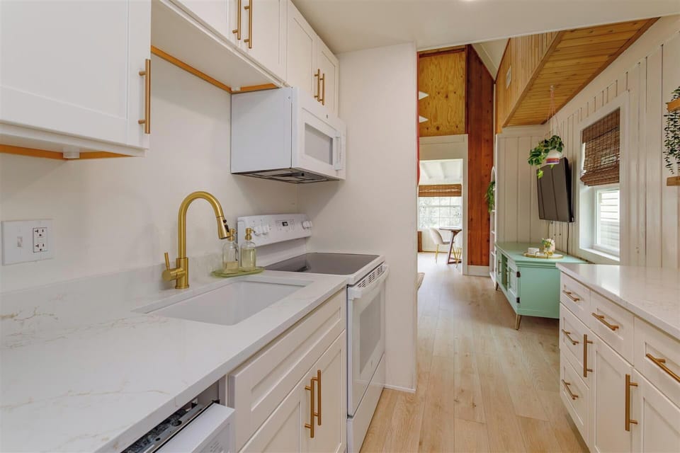 Kitchen (Angle 2)