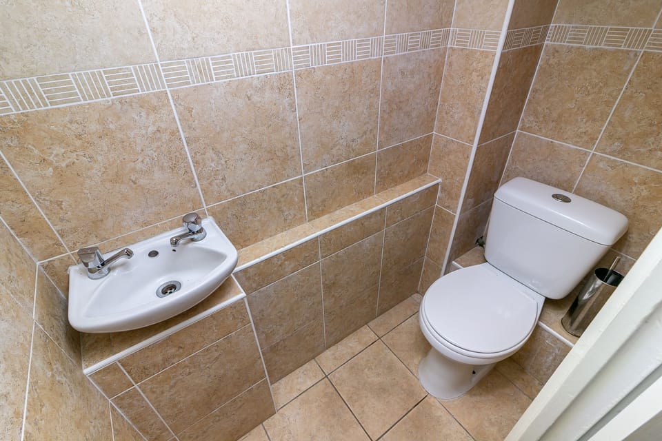 Ground Floor - Communal Wc 🚽 