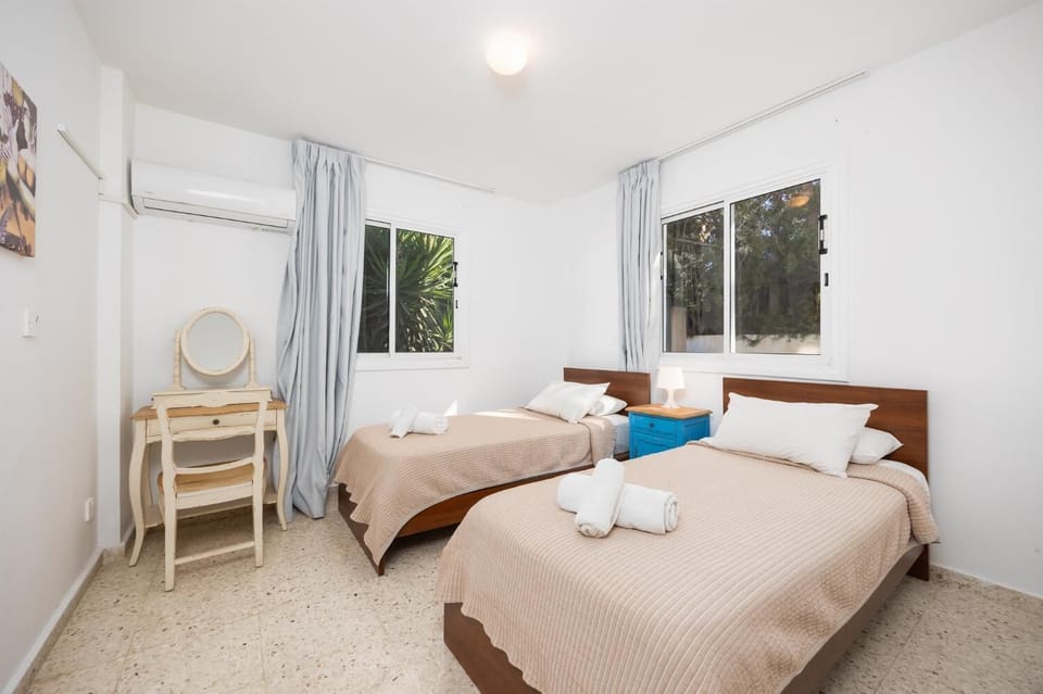 Twin bedroom with A/C