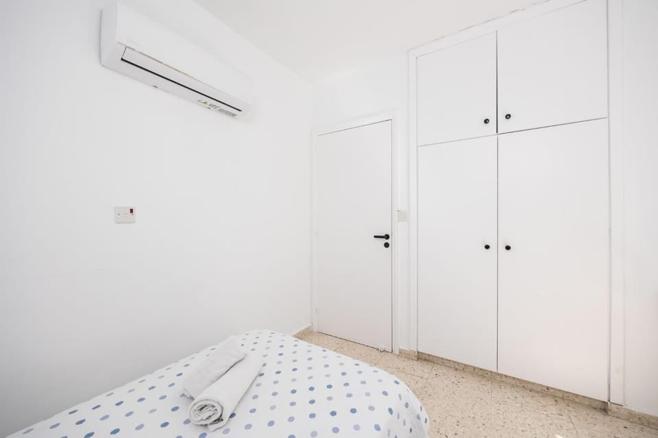 Twin bedroom with A/C