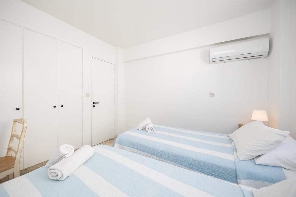 Twin bedroom with A/C