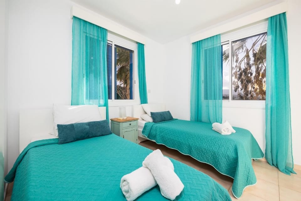 Twin bedroom with A/C