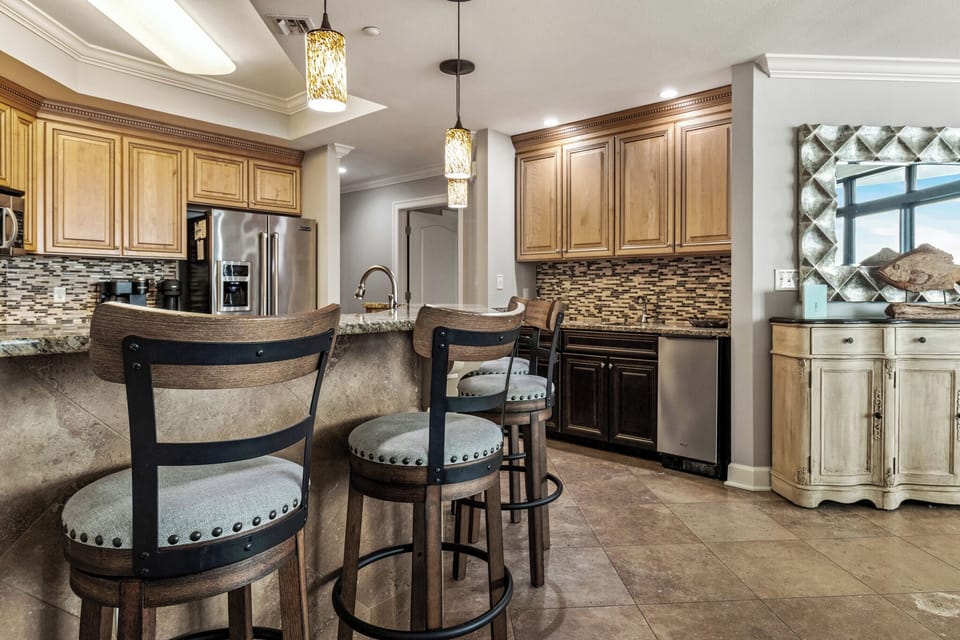 Kitchen - Breakfast Bar Seats 4