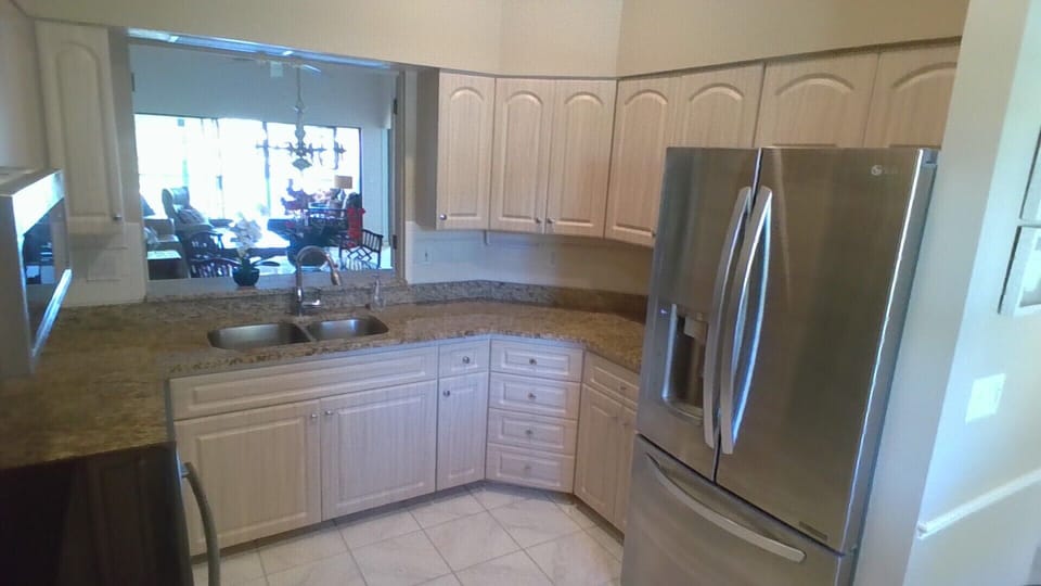 Double door fridge/freezer with ice and water.