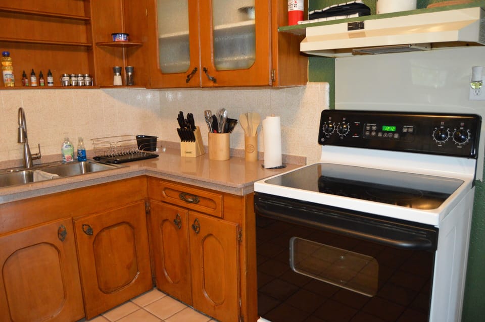 Kitchen. Stove/ Oven. Fridge/Freezer. Washer/ Dryer. Coffee. Toaster. Microwave