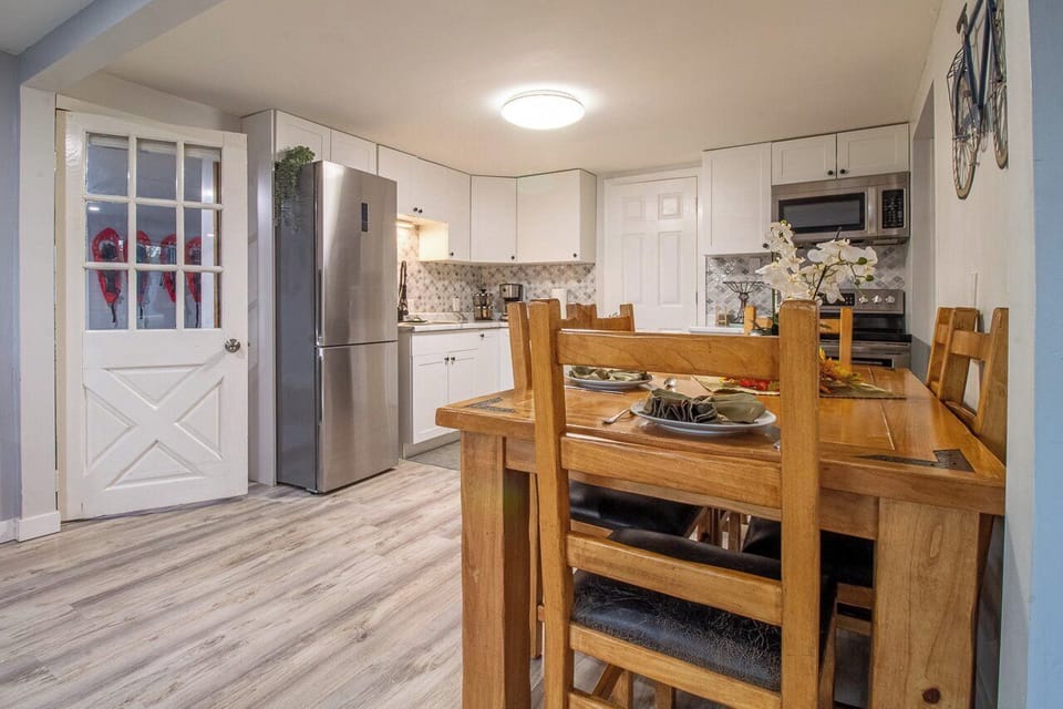 Kitchen & Dining Area