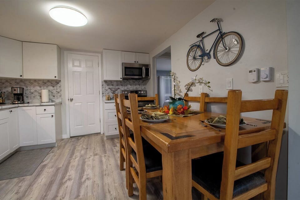 Kitchen & Dining Area