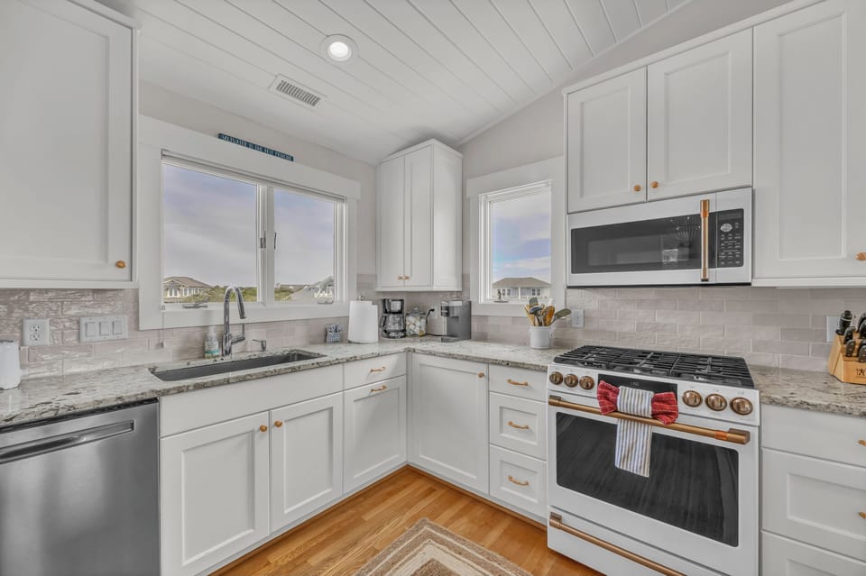 Gourmet kitchen - very well stocked for cooking  