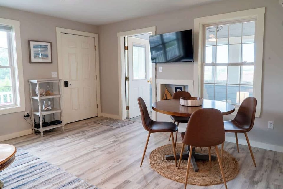 entrance and dinning table