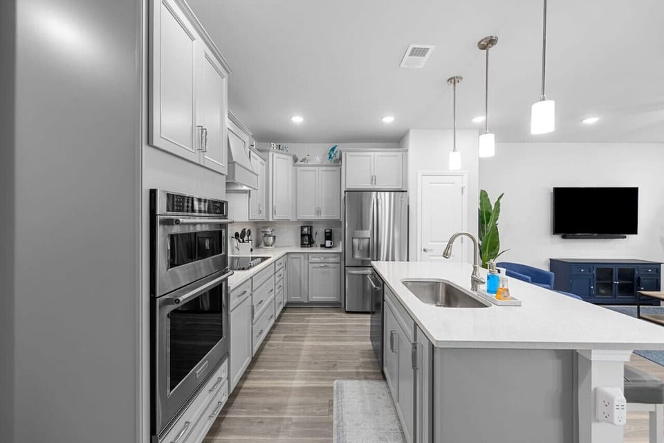 Gourmet kitchen to prepare and dine in!