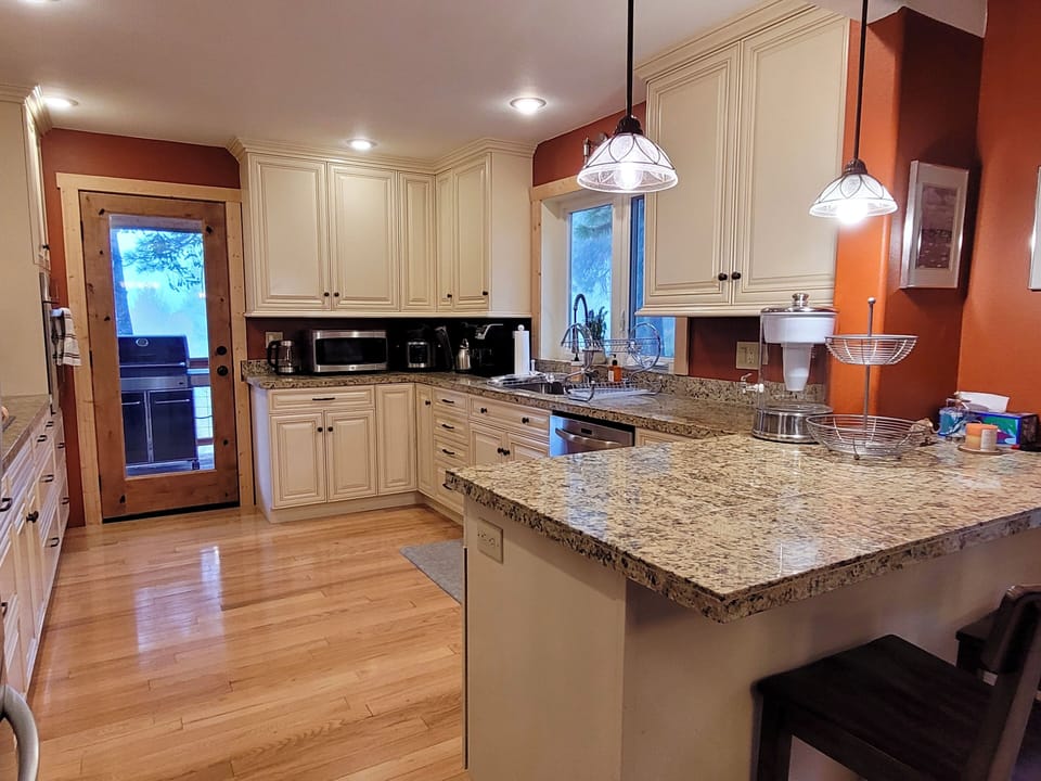 Full kitchen and outdoor bbq grill on the deck