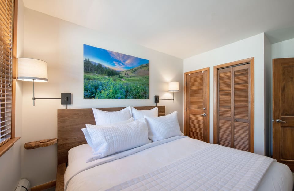 Indoors, Cushion, Home Decor, Lamp, Bed