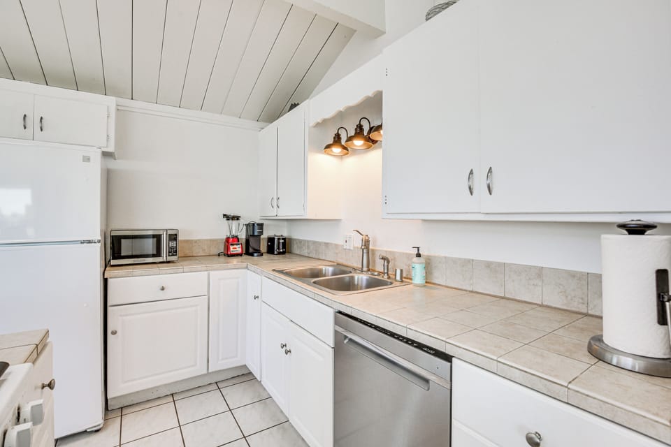 Kitchen | Central A/C & Heating | Free WiFi