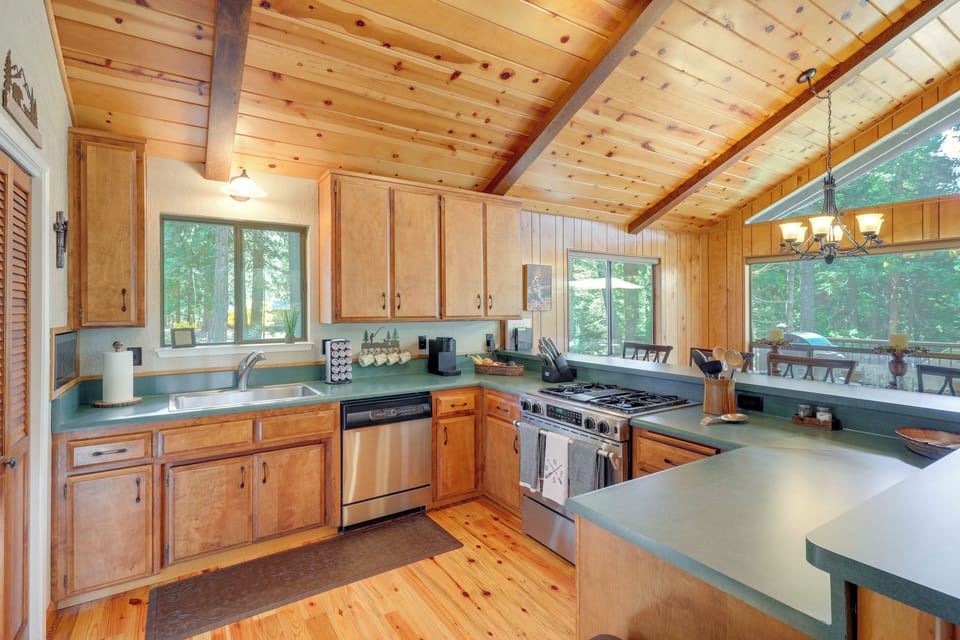 Kitchen | Main Level | Keurig & Drip Coffee Makers | Dishwasher | Cooking Basics