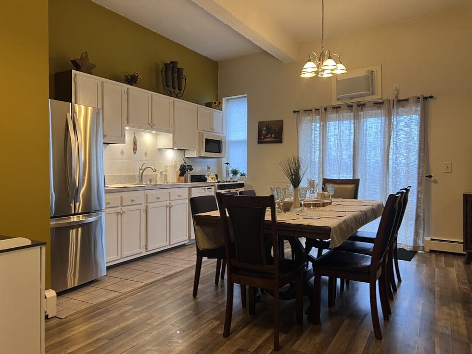 Living room, Apartment # 4 : ceiling fan, TV, AC,