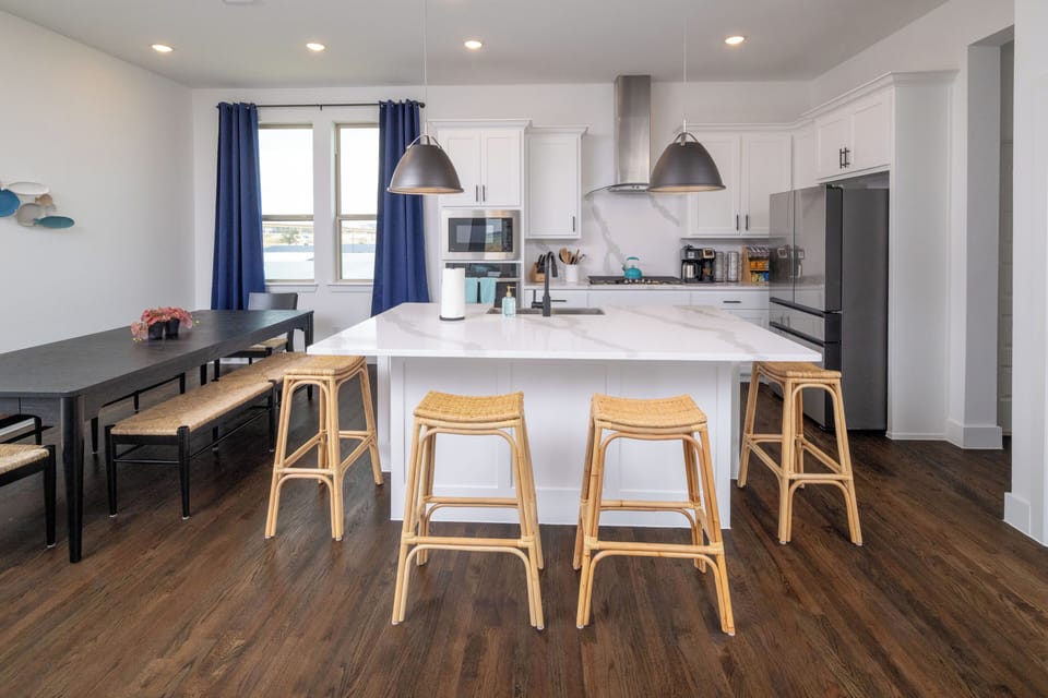 Fully stocked kitchen with plenty of room for the whole family!