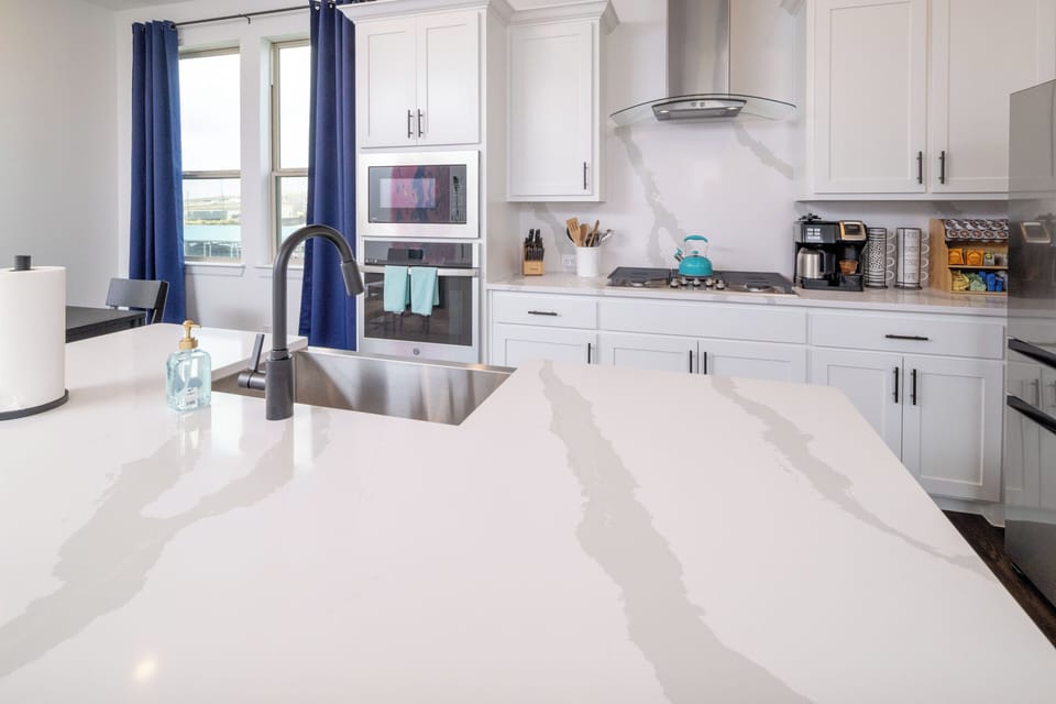 Fully stocked kitchen with plenty of room for the whole family!