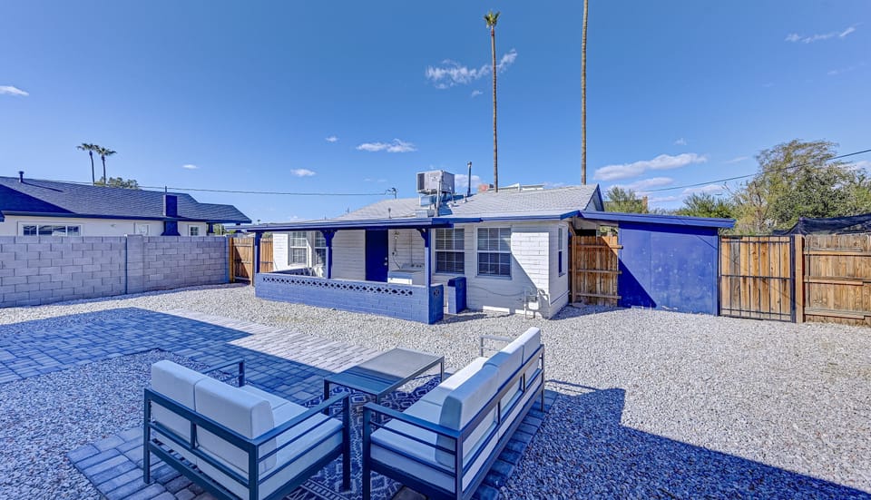 Desert Willow Cottage guests have full access to the spacious, fenced courtyard, furnished with contemporary outdoor seating. This communal area serves as a delightful space for gatherings, reflection, or basking in the Arizona sun.