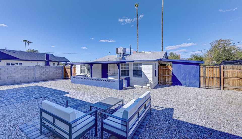 Prickly Pear Retreat guests have full access to the spacious, fenced courtyard furnished with contemporary outdoor seating. This communal area is delightful for gatherings, reflection, or basking in the Arizona sun.