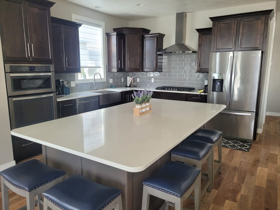 Large center island with 6 barstools.
Extra roomy kitchen.