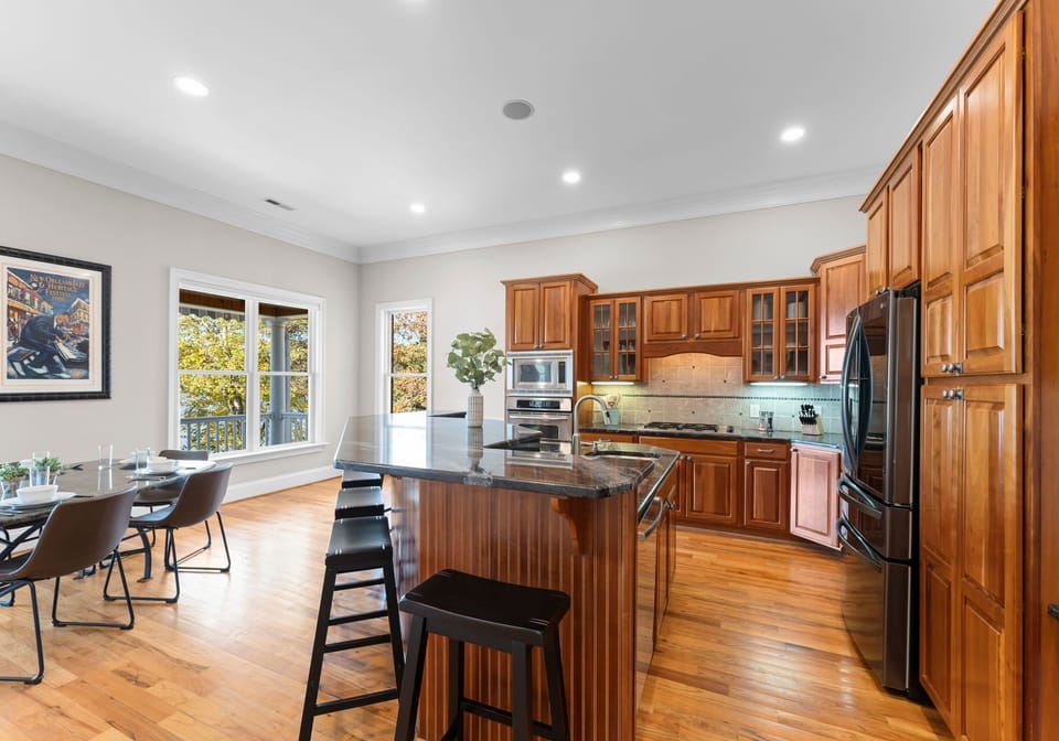 Fully stocked kitchen with counter seating for 5 and EIK table for 6. 