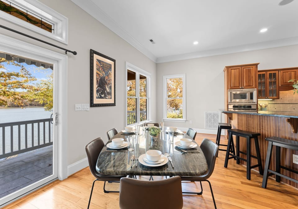 Eat in Kitchen dining area with seating for 6. 