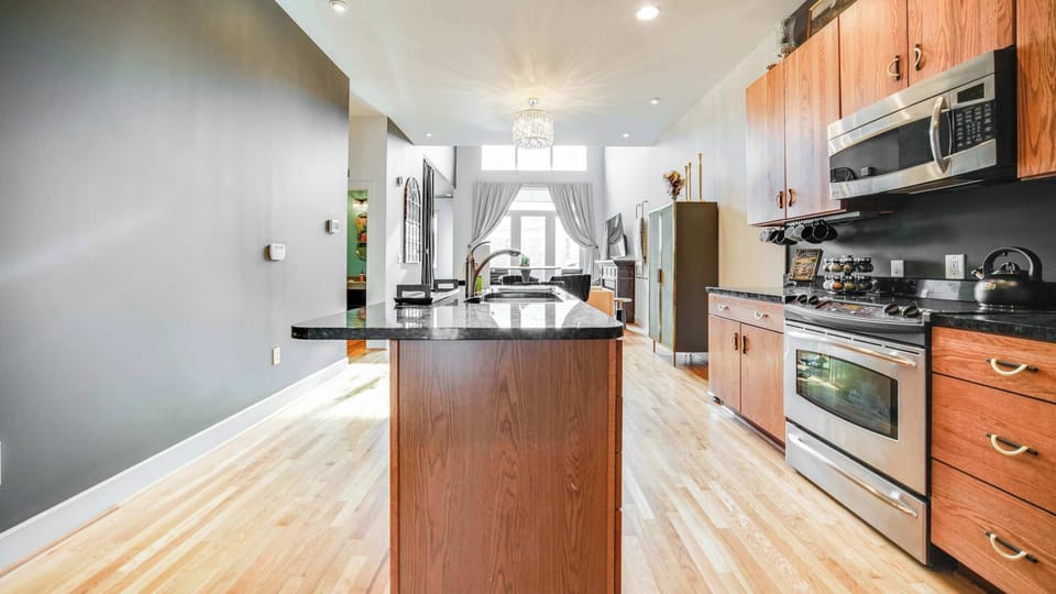 Kitchen: Bright and functional kitchen with top-of-the-line appliances