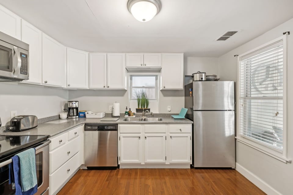 Kitchen: Cook in style with sleek, modern appliances that make every meal a masterpiece.
