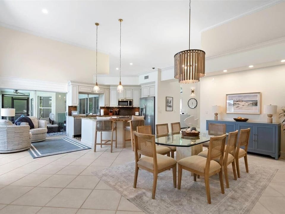 Dining to Kitchen