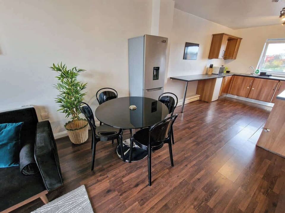Perfect to enjoy a home cooked meal or a takeaway!