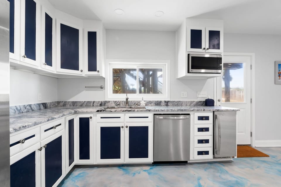 Wet Bar/ 2nd Kitchen