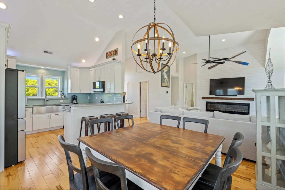 Dining Area (Seats 8)