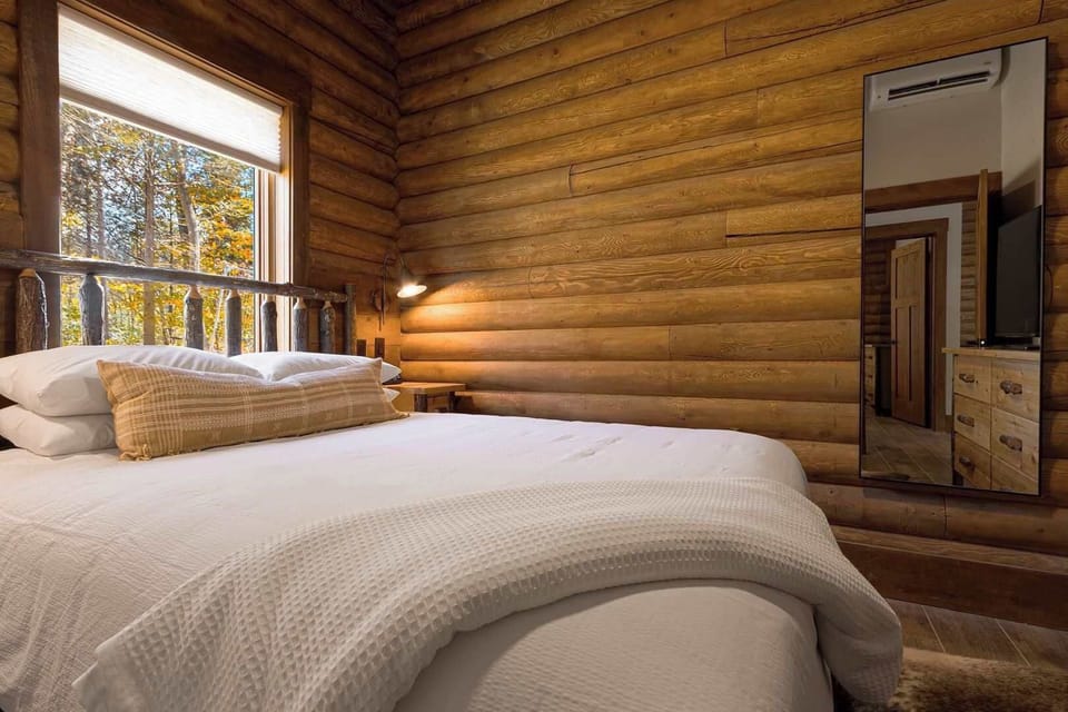  Indulge in resort-quality linens, a crisp seersucker comforter, and a cozy waffle blanket, creating the perfect blend of elegance and comfort for a restful night.