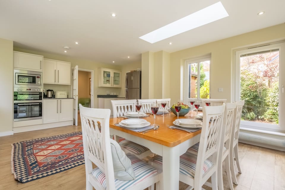 Ground floor: Looking back to the kitchen
