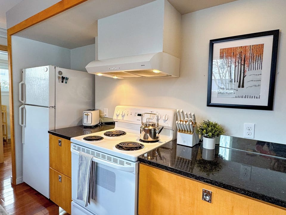 Cook a nice meal with this fully equipped kitchen with new cookware, utensils and much more. 