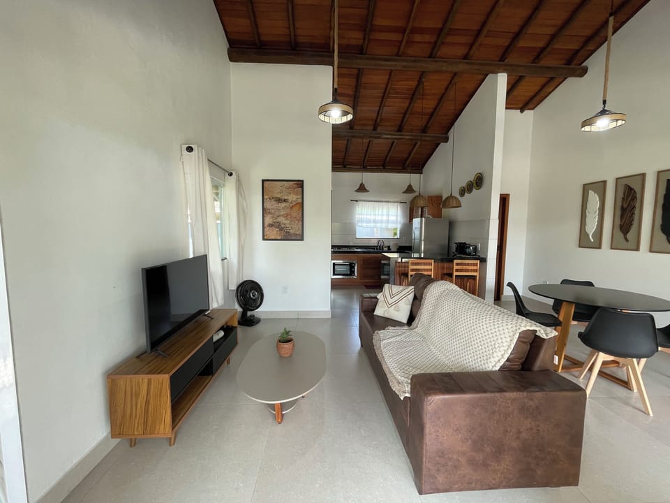 Sala de estar integrada com sala de jantar.