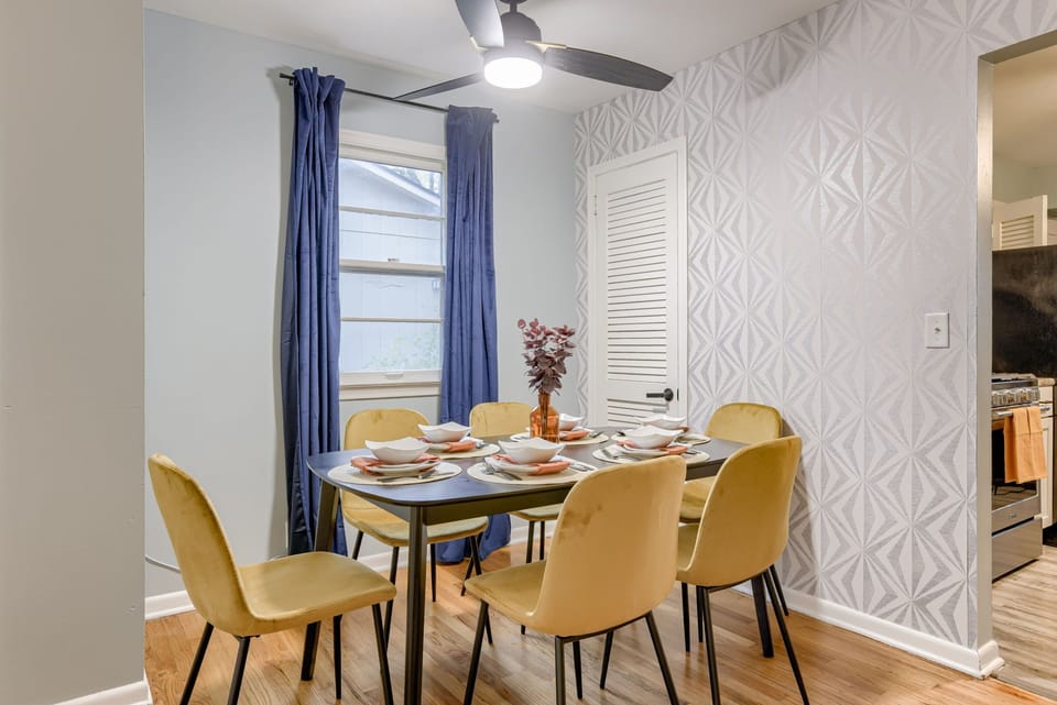 Dining area for 6 with ceiling fan