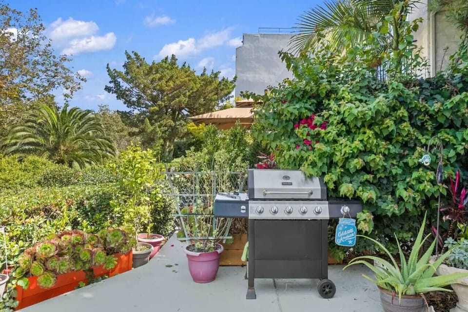 Patio W/ BBQ Grill